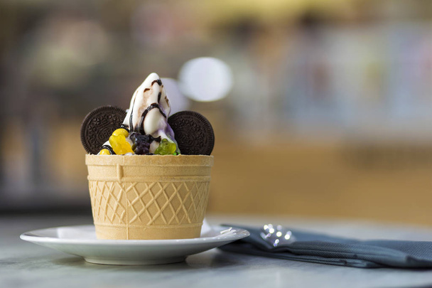Λευκό πιάτο με επιδόρπιο παγωτό σε Κύπελλο γκοφρέτα με σοκολάτα c - Φωτογραφία, εικόνα
