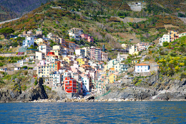 Ligurië, Italië kustlijn van Riviera met kleurrijke huizen op zonnige warme dag. Monterosso al Mare, Vernazza, Corniglia, Manarola en Riomaggiore, nationaal park Cinque Terre, UNESCO werelderfgoed - Foto, afbeelding