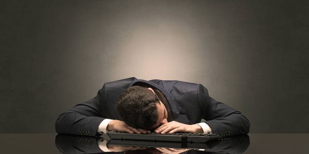 Homme d'affaires s'est endormi sur son lieu de travail
 - Photo, image