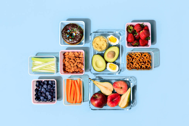 gesundes Ernährungskonzept, Lunchboxen gefüllt mit frischen Snacks - Foto, Bild