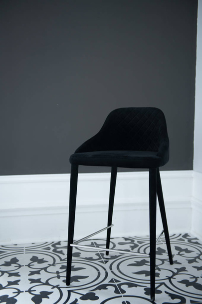 cadeira alta preta de estilo moderno
 - Foto, Imagem