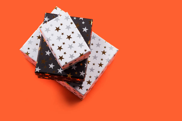 Пачка подарочных коробок со звездами на оранжевом
 - Фото, изображение