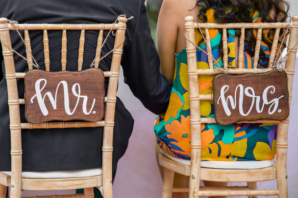 Містер і місіс Весільні стільці
 - Фото, зображення