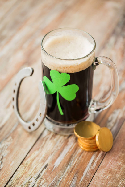 shamrock on glass of beer, horseshoe and coins - Foto, immagini
