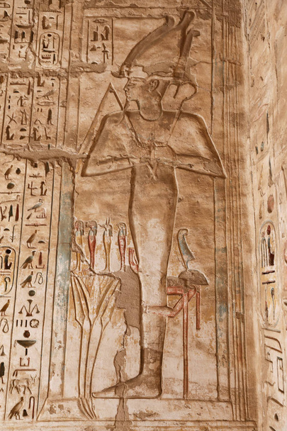 Egipskie hieroglify w świątyni Medinet Habu, Luksor, Egipt - Zdjęcie, obraz