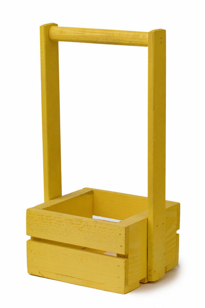 Scatola di legno giallo isolato su sfondo bianco. Pacchetto decorativo
 - Foto, immagini