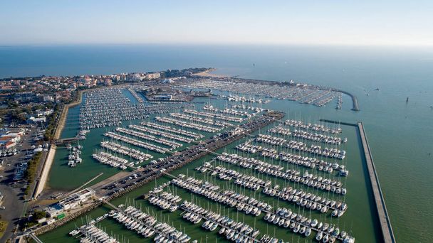 Luchtfoto van boten in de haven van Minimes, La Rochelle, Frankrijk - Foto, afbeelding
