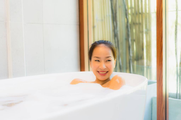 Porträt junge schöne asiatische Frau nehmen ein Bad in der Badewanne - Foto, Bild