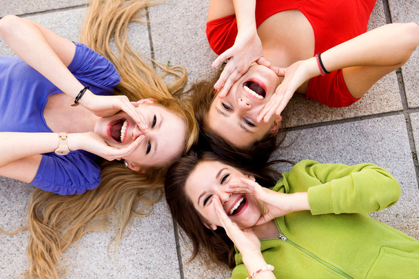 drie jonge vrouwen schreeuwen - Foto, afbeelding