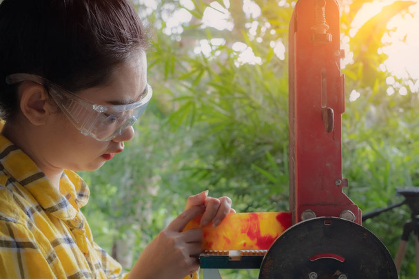 Carpintero mujeres de pie es artesanal trabajo pulido resina pin co
 - Foto, Imagen