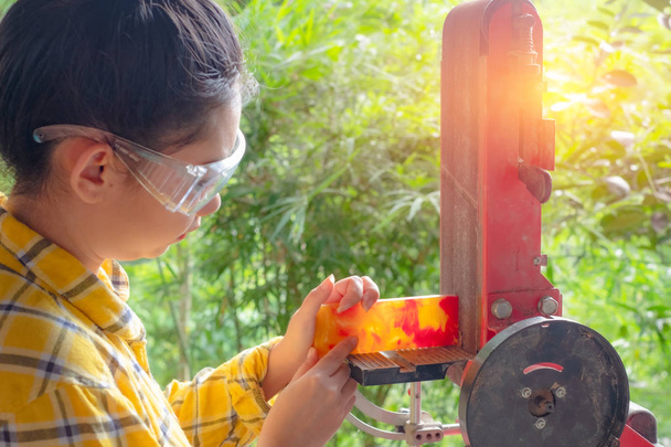 Carpinteiro mulheres de pé é artesanato trabalhando polimento resina pino co
 - Foto, Imagem