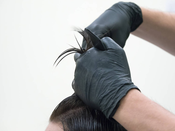 A técnica de corte com tesoura cabelo longo
 - Foto, Imagem