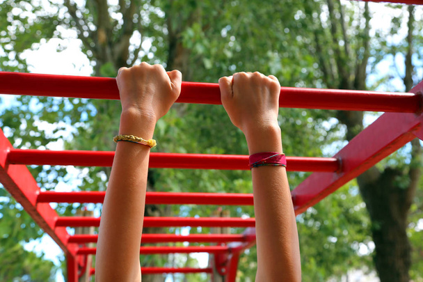 brazos de la joven durante un ejercicio gimnástico
 - Foto, Imagen