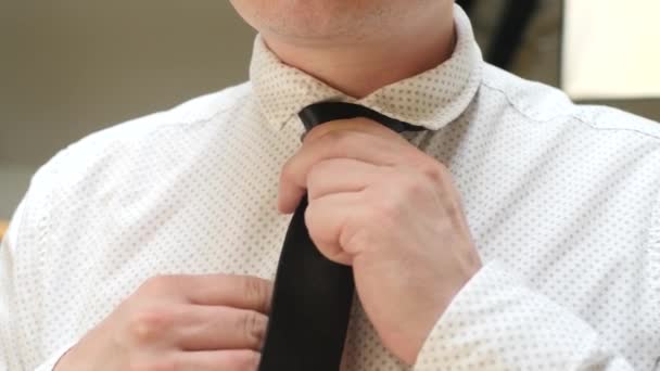 Manažer nebo obchodník v bílé košili nosí Tmavomodrý kravata - Záběry, video