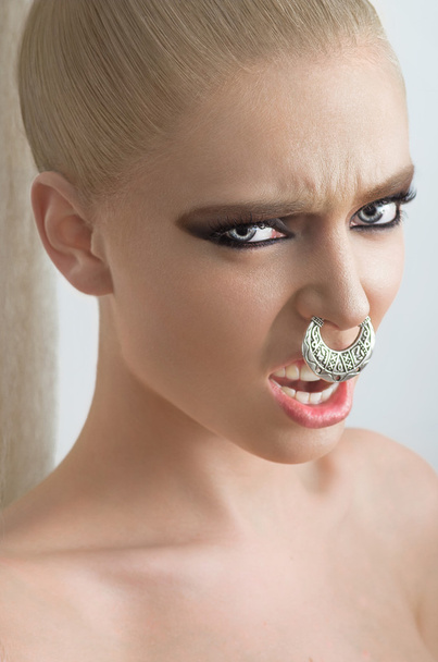 Retrato de moda de mulher emacional loira com equipamento no nariz
 - Foto, Imagem