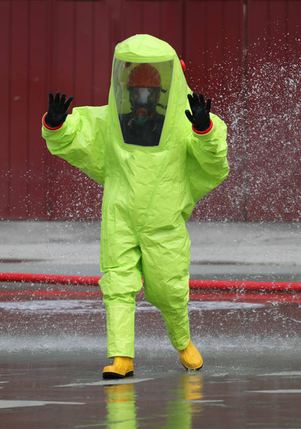bombeiro usa um terno especial para extinguir um incêndio causado por química
 - Foto, Imagem