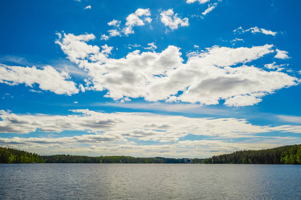 Jezioro, chmury i krajobraz nieba. Imatra. Finlandia - Zdjęcie, obraz
