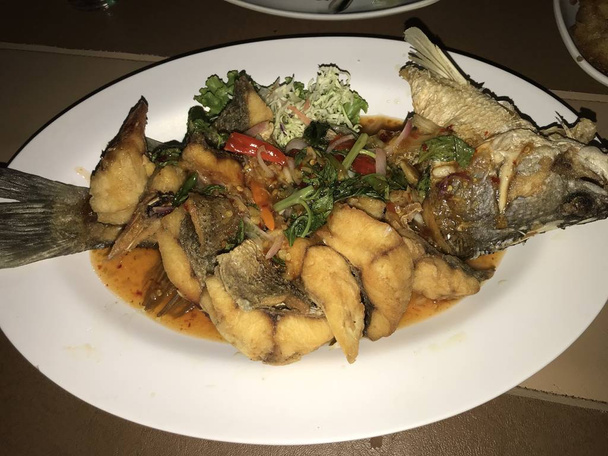 Egy tál thai étel, egész hal. - Fotó, kép