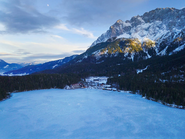 csendes szemcsésedik-ból gyönyörű havas hegyek-val fagyasztott tó - Fotó, kép