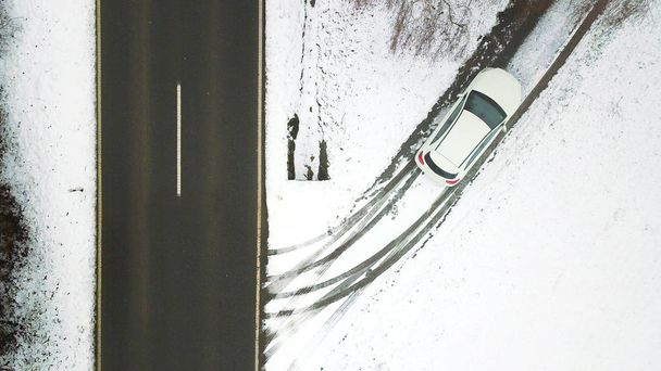 γραφική θέα του χειμερινού τοπίου με δρόμο - Φωτογραφία, εικόνα