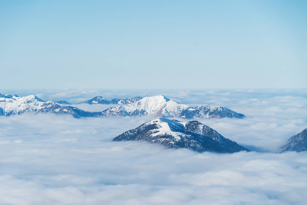 спокійний знімок красивих засніжених гір
 - Фото, зображення
