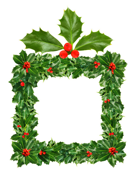 Caja de regalo de Navidad de hojas de acebo verde y bayas aisladas
  - Foto, imagen