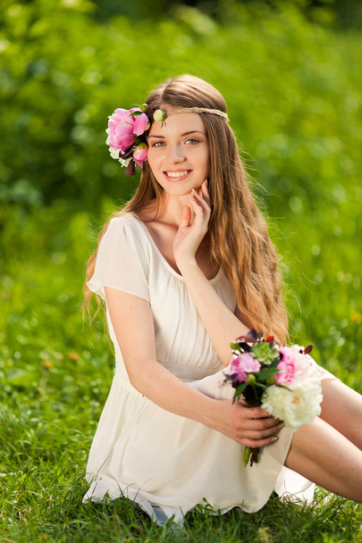 beautiful girl with bouquet of flowers in outdoor - Foto, immagini
