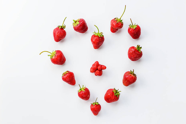 Φράουλα σε σχήμα καρδιάς σε λευκό φόντο. - Φωτογραφία, εικόνα