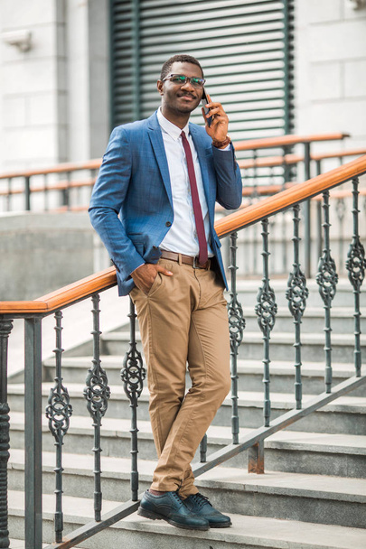 handsome young african man in a suit talking on the phone - Foto, Imagem