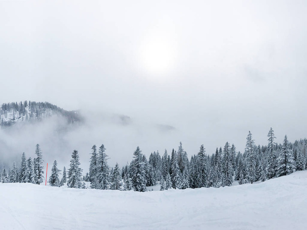 rauhallinen laukaus kauniita lumisia vuoria aurinko paistaa pilvien läpi
 - Valokuva, kuva