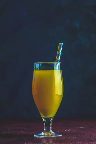 Szklanka ananasa tropikalnego świeżego soku - Zdjęcie, obraz