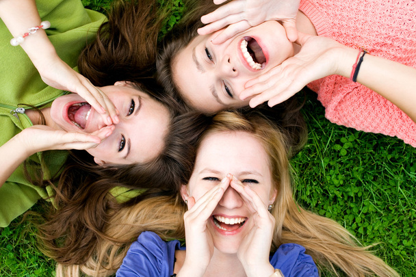 Tres mujeres jóvenes gritando
 - Foto, Imagen