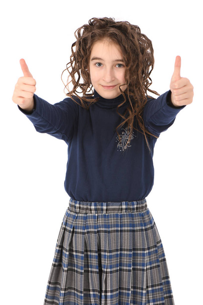 Портрет очаровательной улыбающейся девочки школьницы с вьющимися волосами
 - Фото, изображение