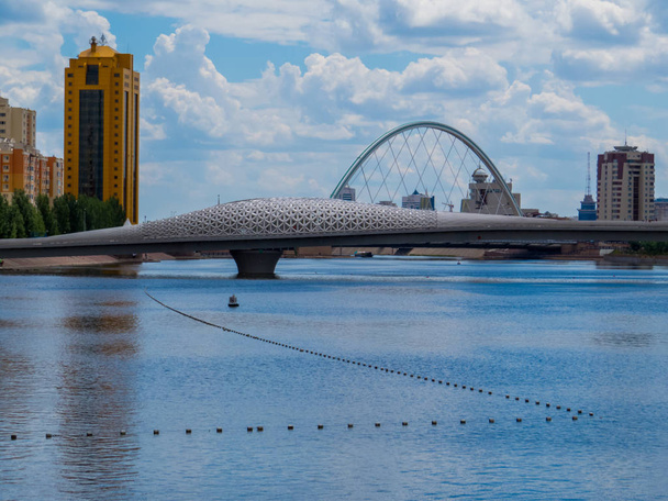 Atyrau Bridge across the Ishim River in Nur-Sultan (Astana), Kazakhstan  - Foto, Imagem