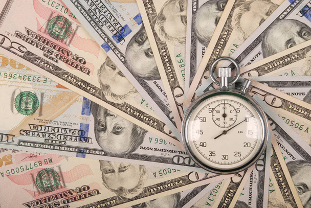 Годинник на мандалиці калейдоскоп від грошей
. - Фото, зображення