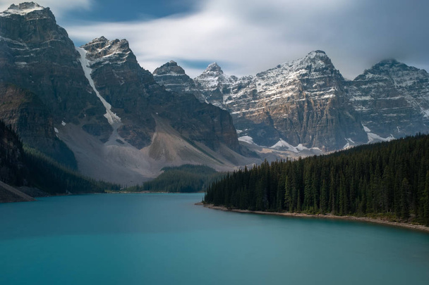 Majestatyczny i piękny jezioro Moraine w Parku Narodowym Banff, Kanada - Zdjęcie, obraz