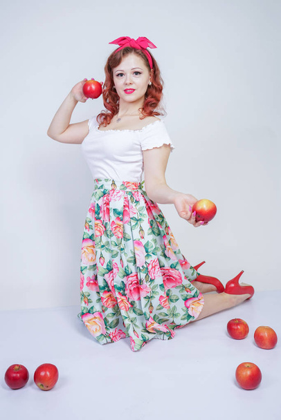aika pin up valkoihoinen nuori tyttö onnellinen poseeraa punaiset omenat. söpö vintage nainen retro mekko hauskaa hedelmiä valkoisella taustalla yksin. kasvissyöjä hauska nainen rakastaa hyvää ruokaa ja vitamiineja
 - Valokuva, kuva