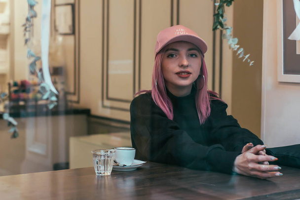 Close up portrait of young pink hair woman in cafe, holding cup coffee in hands - Foto, immagini