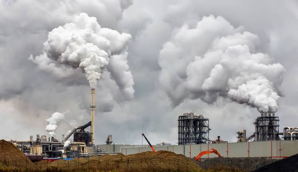 Atmosferische luchtverontreiniging door emissies van industriële rook nu. Pijpen van staal - Foto, afbeelding