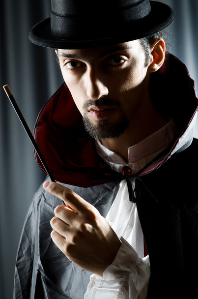 Magicien dans la chambre noire avec baguette
 - Photo, image
