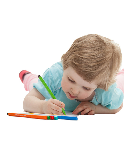 Kind zeichnet ein Bild mit bunten Filzstiften - Foto, Bild