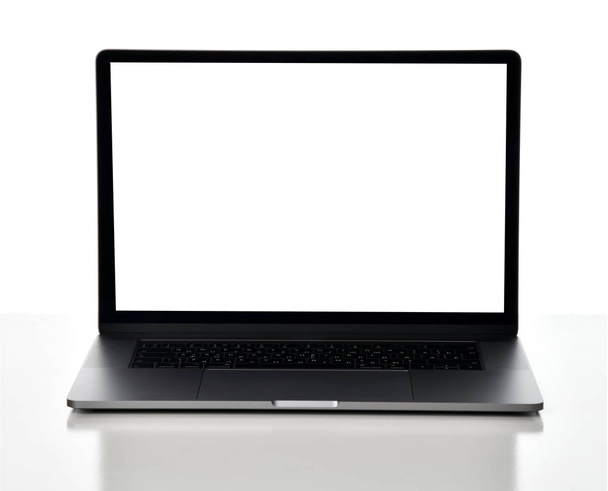 Új laptop számítógép bemutatás-val billentyűzet és üres, fehér képernyő elszigetelt fehér  - Fotó, kép