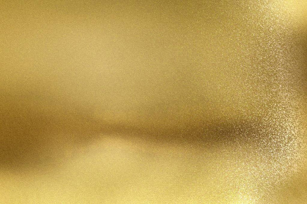 glühende goldene Metallwand mit zerkratzter Oberfläche, abstrakter Texturhintergrund - Foto, Bild