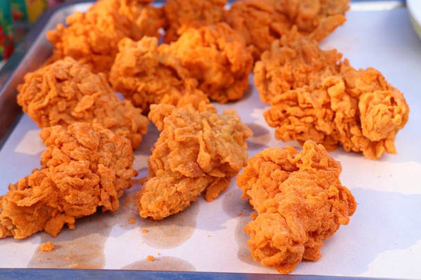 pollo frito en la comida callejera
 - Foto, imagen