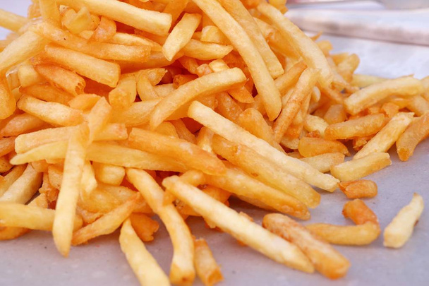 Batatas fritas em comida de rua
 - Foto, Imagem