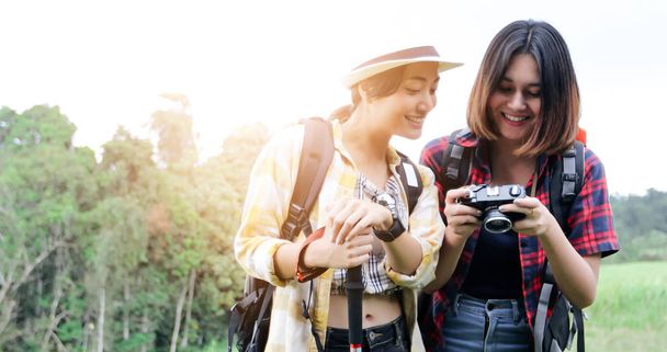 Asijské skupiny mladých lidí turistiku s přáteli batohy walkin - Fotografie, Obrázek