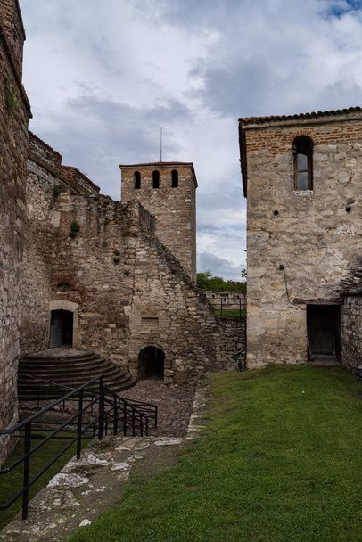 baba vida ist eine mittelalterliche Festung in Vidin im Nordwesten Bulgariens und das wichtigste Wahrzeichen der Stadt. baba vida ist die einzige vollständig erhaltene mittelalterliche Burg des Landes. - Foto, Bild