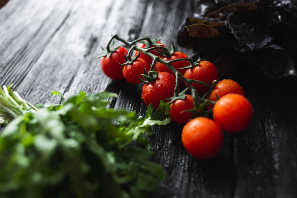 hasznos antioxidáns Cseresznyeparadicsom, sült saláta kitûnõ és bazsalikom - Fotó, kép