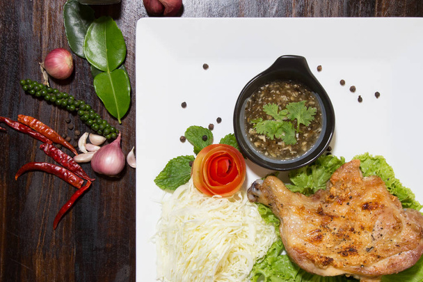 grilled chicken with Thai style dipping spicy sauce for roasted or grilled food (fish sauce and chilli) - Fotografie, Obrázek