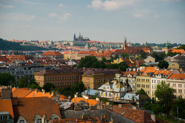 Widok Pragi timelapse z tarasu widokowego Visegrad. Praga. Czechy. - Zdjęcie, obraz